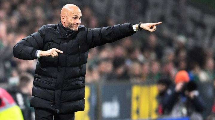 Bremen strikes late twice to beat Wolfsburg and pile pressure on coach Simonis