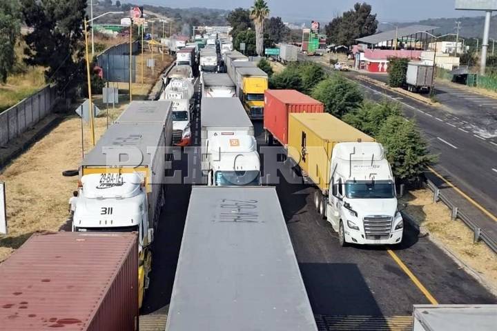 Suman más de 34 horas cierres carreteros