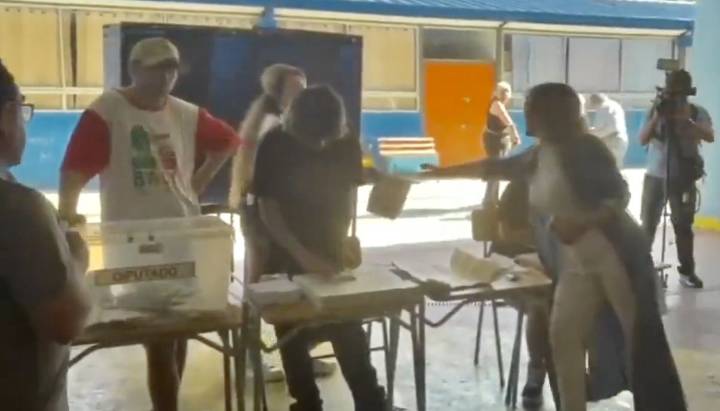 Cathy Barriga llevó galletas a los vocales en Maipú, pero les advirtieron que aceptarlas podría derivar en acusaciones de cohecho