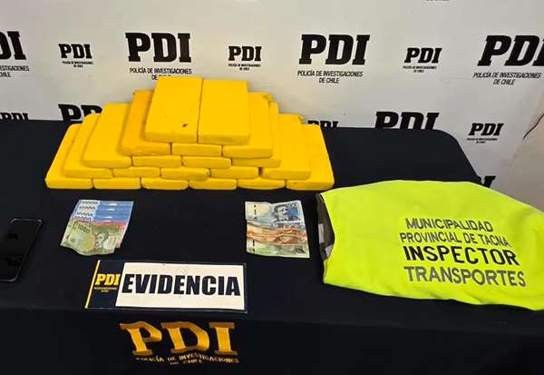 INSPECTOR DE TRÁNSITO CAE CON MÁS DE 21 KG DE COCAÍNA EN CHACALLUTA