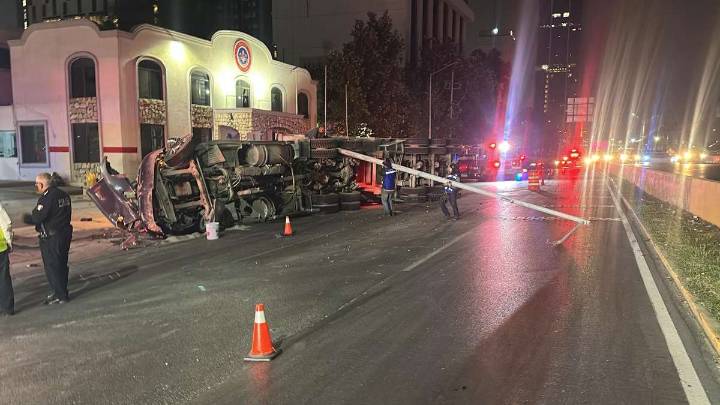 Conductor de camión de materiales dormita y choca contra unidad de bomberos en Monterrey