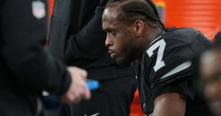 Geno Smith's frustration boils over with obscene gesture toward fed