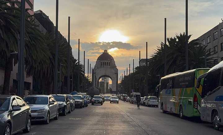 Prevé CDMX ambiente caluroso y cielo medio nublado