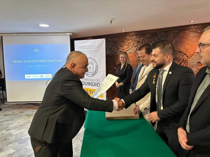 Quindío celebra la graduación histórica de 90 artistas empíricos como licenciados en artes