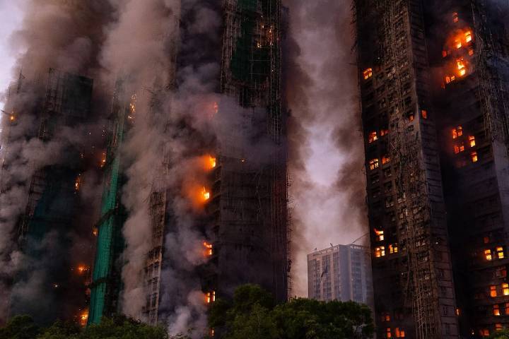 Fuego, llamas y humo. Las imágenes impactantes del incendio en la torre de Hong Kong