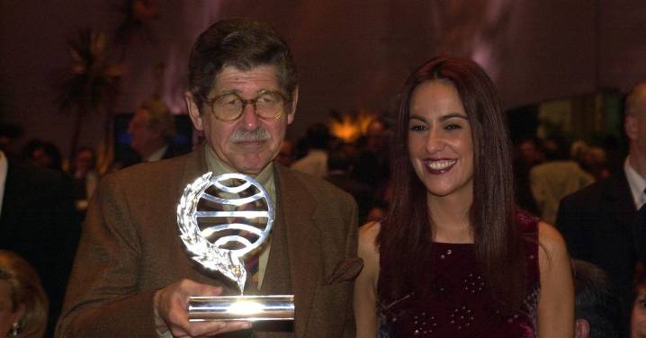 Alfredo Bryce Echenique entrega su obra "Un mundo para Julius" a la Caja de las Letras del Cervantes