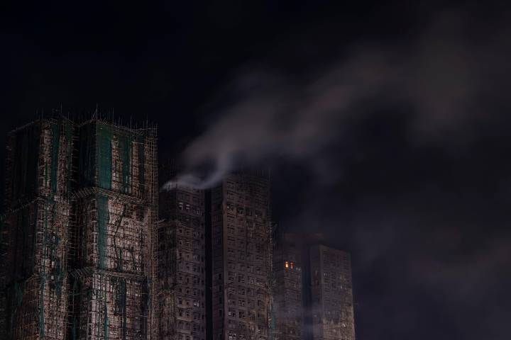 Tres detenidos por incendio en torre de departamentos en Hong Kong