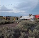 Autovuelco en la Ruta 237: una Sprinter terminó fuera de la calzada y hubo heridos asistidos