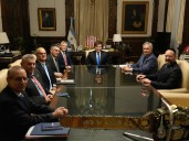 Javier Milei contra el "Chiqui" Tapia: ahora el Presidente puso la camiseta de Estudiantes en el sillón de Rivadavia