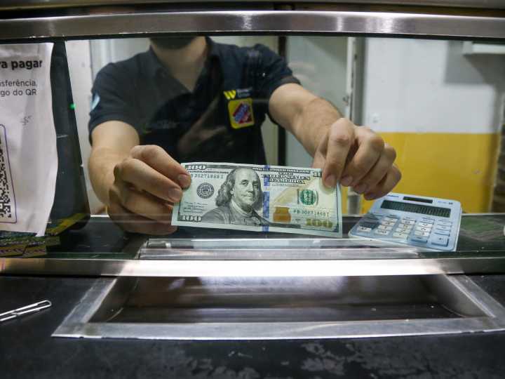 Vuelve a bajar el dólar para el ahorrista y se aleja de los $1.500