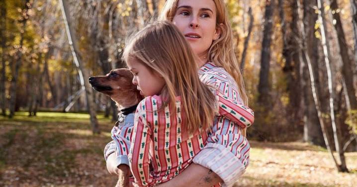 Rumer, la hija de Bruce Willis y Demi Moore, se quebró al hablar sobre la realidad de ser madre soltera: "Es duro"