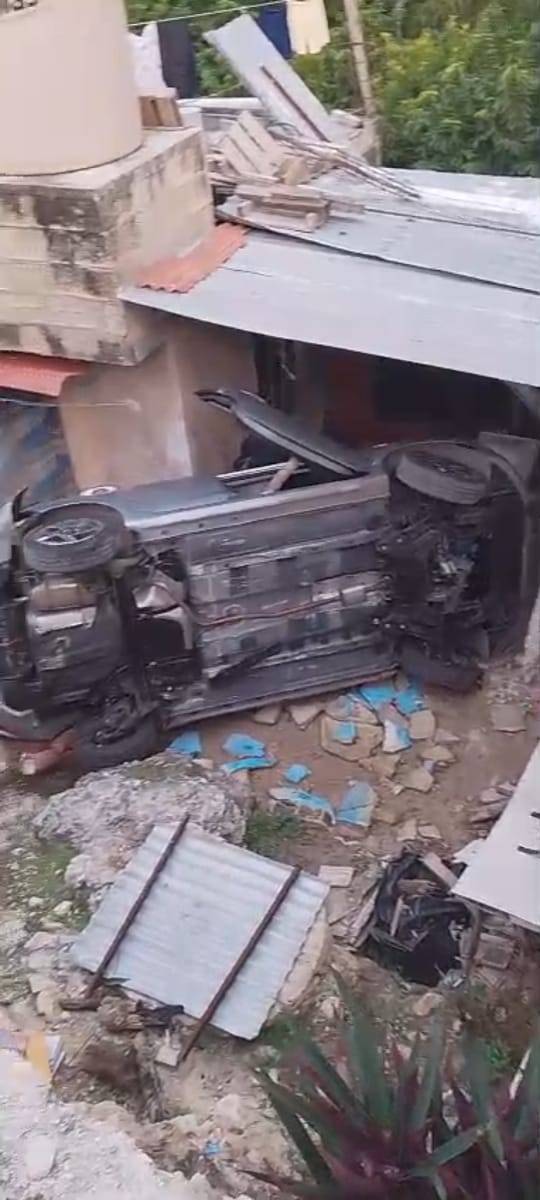 Auto cae en casa de Samulá; huye el chofer