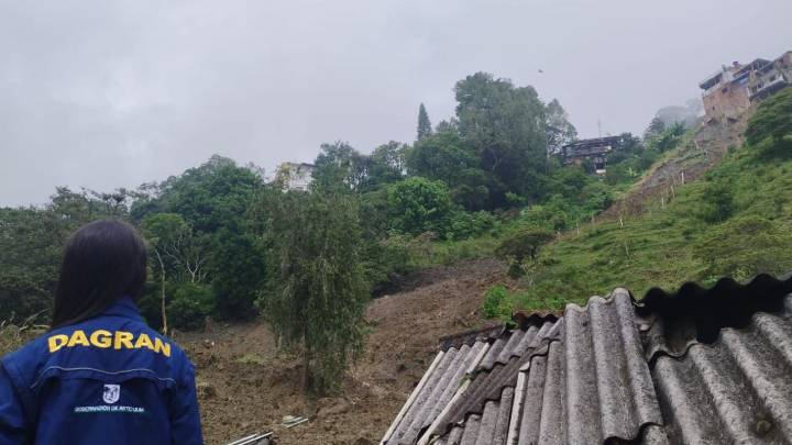 Niña muere tras ser sepultada por un deslizamiento en Copacabana