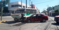 Choque entre un microbús y un carro particular en Tampico dejó daños materiales
