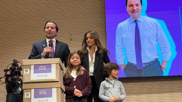 David Luna entregó 1,3 millones de firmas ante la Registraduría