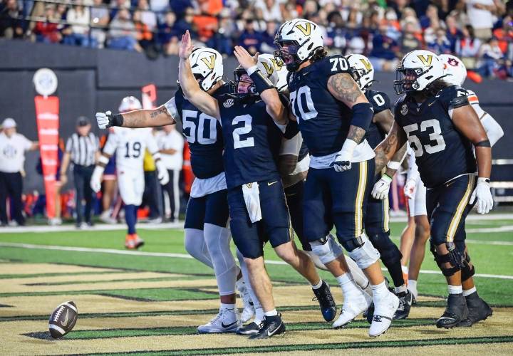 Deadspin | Diego Pavia's magic propels No. 16 Vanderbilt to OT win over Auburn