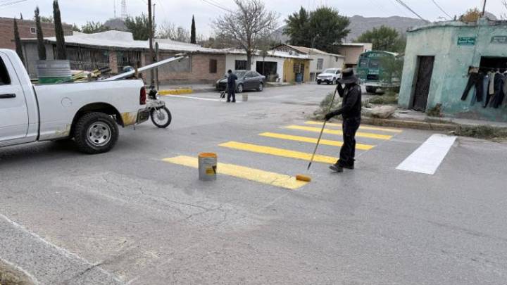 Pintan carriles y pasos peatonales para reforzar la seguridad vial