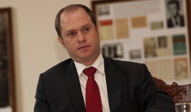 Héctor Olimpo Espinosa entregó a la Registraduría cerca de 1,7 millones de firmas para ser candidato presidencial