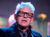 Bill Condon unió a Diego Luna y Jennifer Lopez en un musical que transcurre durante la última dictadura argentina