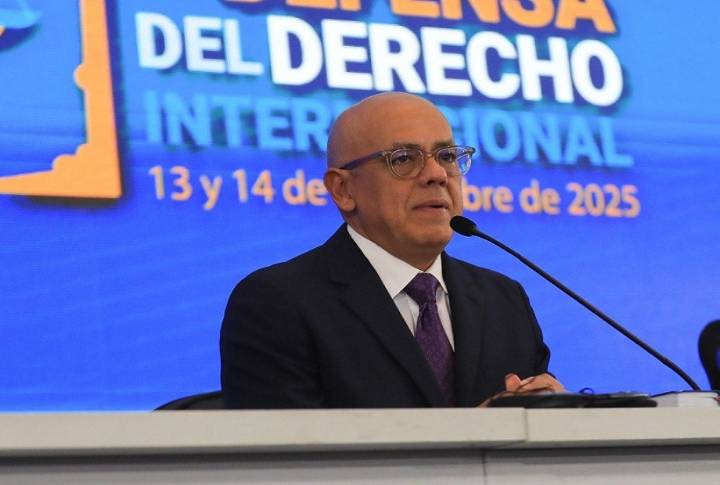 Juristas proponen entablar una denuncia contra EE.UU. en instancias internacionales 14 de noviembre de 2025 | País Jorge Rodríguez anunció las propuestas que surgieron del Encuentro de Juristas en Def