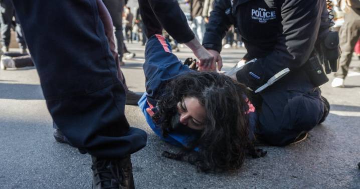 Caos en NY: Protestas contra redadas del ICE terminan en el arresto de manifestantes