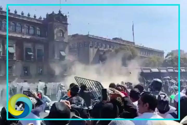 Manifestantes de marcha ‘Generación Z’ derriban vallas de Palacio Nacional