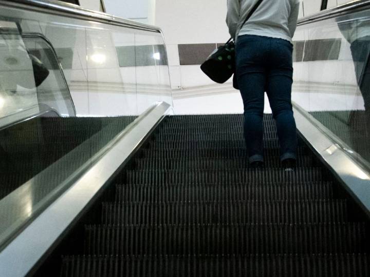 Justicia aumenta indemnización por accidente en supermercado: mujer sufrió fractura tras caída en escalera mecánica