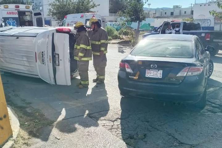 Apoyaron bomberos en volcadura frente a clínica en la Insurgentes