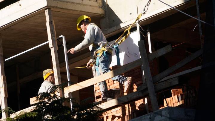 "Ofrecen lo que se gastan en una cena": polémica por la propuesta empresarial para el salario mínimo