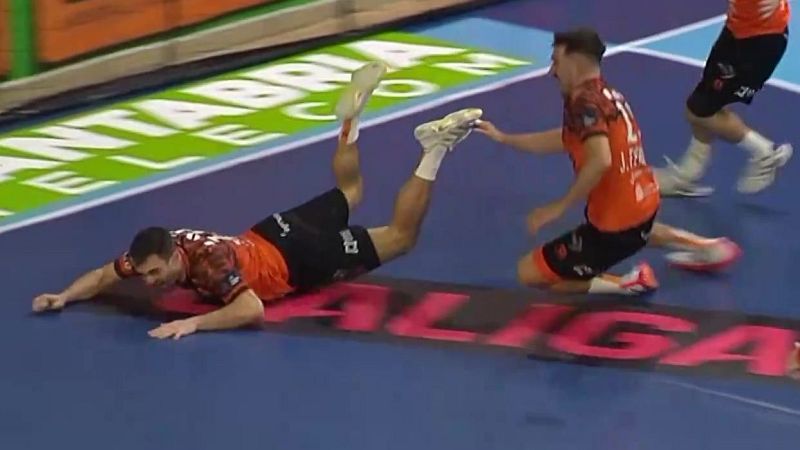 Un golazo de Jakub Prokop da la victoria sobre la bocina a Bathco Torrelavega ante Bidasoa