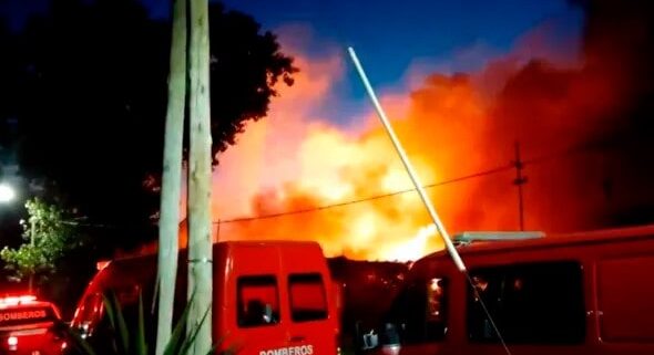 Lomas de Zamora: voraz incendio consumió dos fábricas de artefactos plásticos