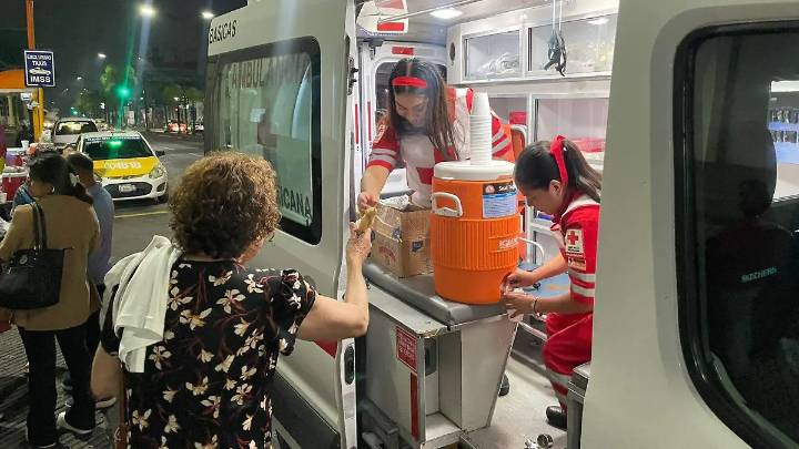 Voluntarios de la Cruz Roja acuden a hospitales de Córdoba: regalan pan y café