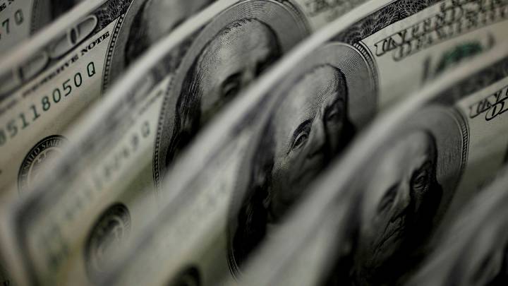 El dólar Blue cerró por debajo del oficial y marcó una semana de baja