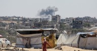 Israel bombardea el sur de Gaza y denuncia que los últimos cuerpos entregados por Hamás no son de rehenes