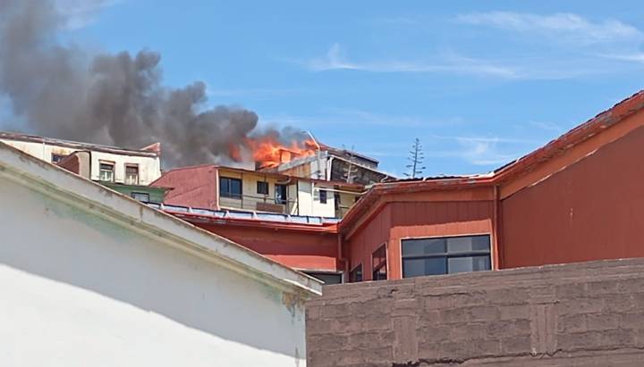 Una vivienda resultó con serios daños por incendio en el cerro Mariposas de Valparaíso