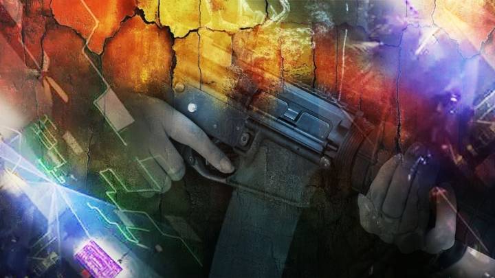 Le sale lo 'Rambo' y amaga con su AR-15 a clientes del bar 'Hideout'; policía logra capturarlo