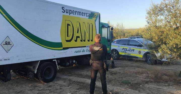 La Policía Local de Íllora localiza en un olivar un camión de supermercado que había sido robado