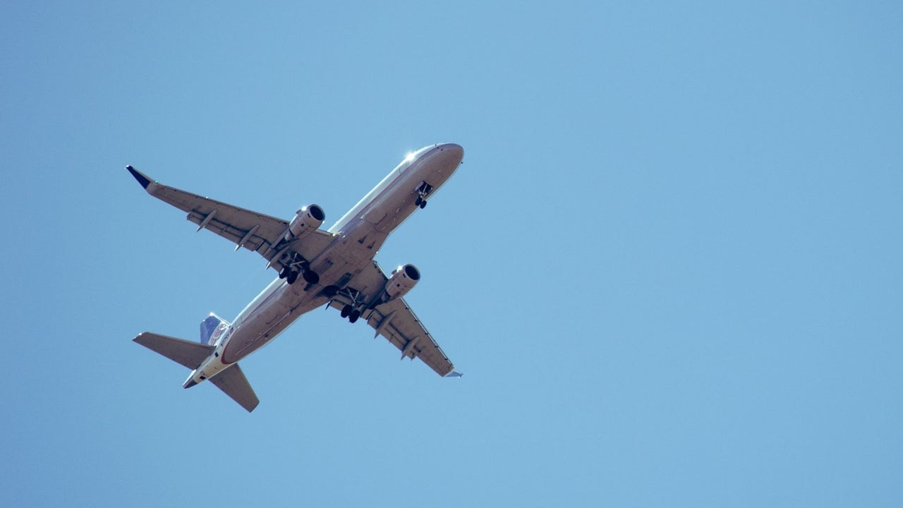 La Aerocivil de Colombia dice que está tomando medidas tras "aviso de seguridad sobre zona aérea cerca de Venezuela"