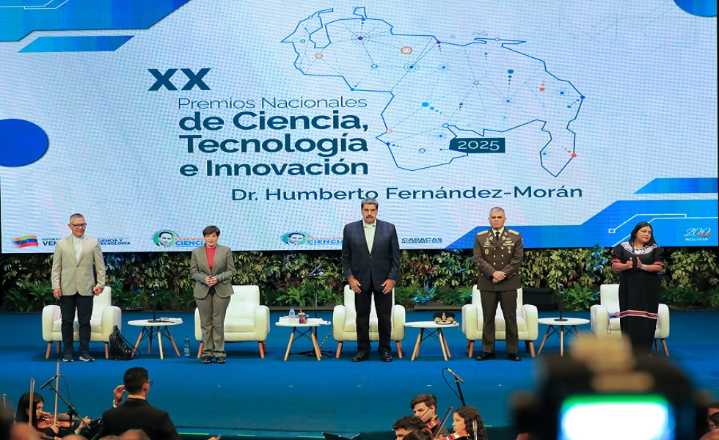 Mandatario Nacional entrega Premios de Ciencia, Tecnología e Innovación "Dr. Humberto Fernández