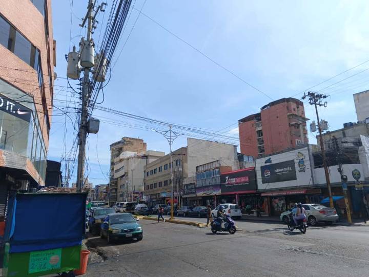 Comerciantes de Puerto La Cruz corren peligro: exigen renovación de tendido eléctrico donde laboran