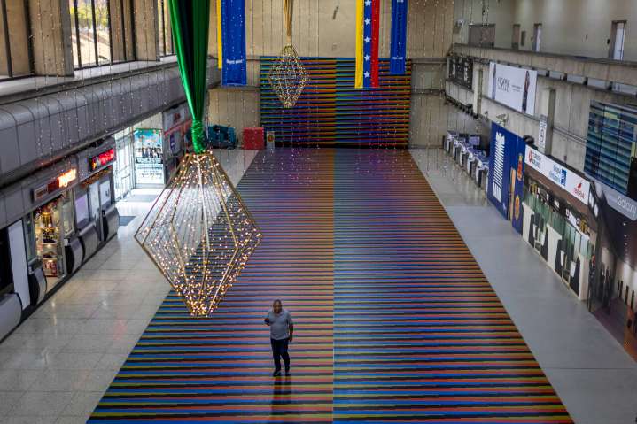 Pocos vuelos y pasajeros en el principal aeropuerto de Venezuela en medio de crisis aérea