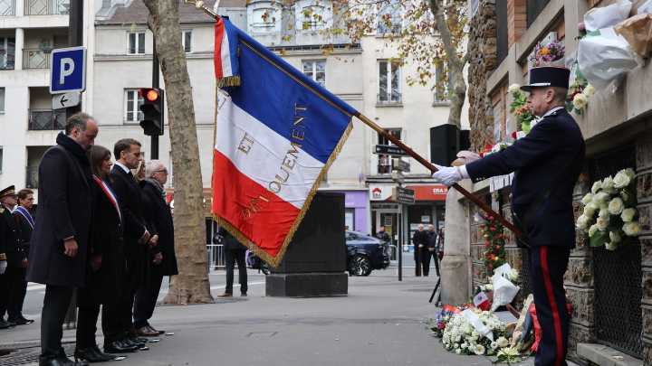 "Francia recuerda. El dolor permanece": Macron rinde tributo a las víctimas del atentado de París