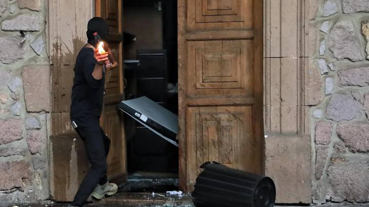 Fuertes disturbios en las manifestaciones para exigir justicia por el asesinato de un alcalde mexicano, amenazado por los narcos