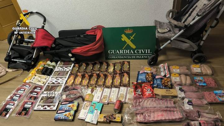 Se llevan alimentos por valor de 800 euros usando como tapadera el carrito de un bebé
