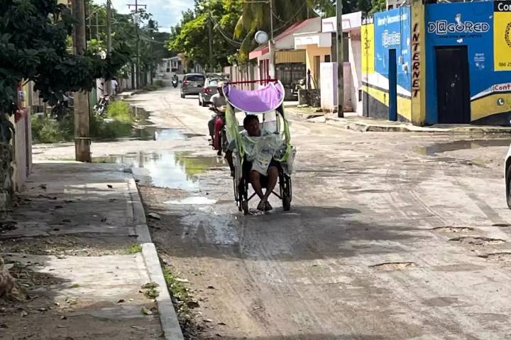 Don José no se rinde: recorre seis kilómetros en silla de ruedas para ir a sus terapias en Tizimín
