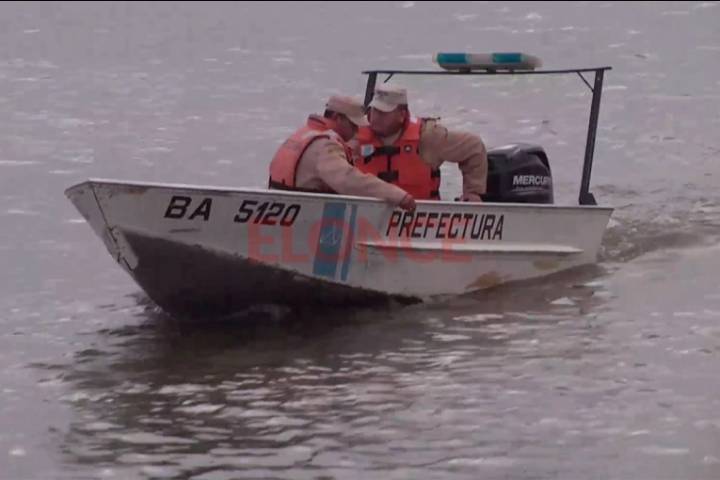 Buscan a policía en el río Paraná luego de que su lancha se hundiera tras choque