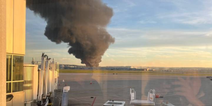 El momento en que un avión de carga con tres tripulantes a bordo se estrelló tras despegar del aeropuerto de Kentucky