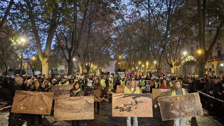 VÍDEO: Enfrentamientos en Pamplona entre radicales de la izquierda y la policía para exigir el derribo del monumento a los caídos