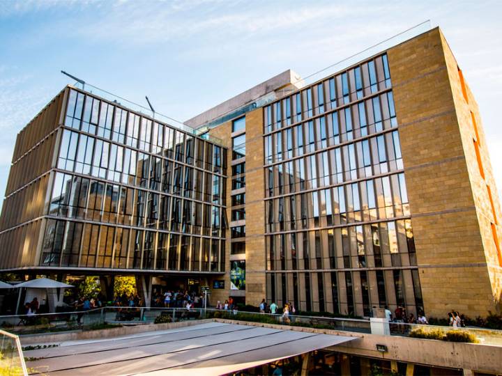 Renuncia profesor acusado de realizar biopsias a alumnos durante clases en la Universidad Finis Terrae