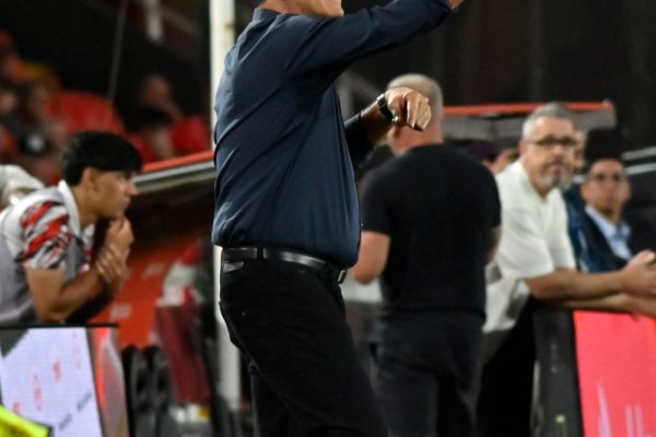 Gustavo Quinteros quiere llevarse a una figura de Vélez para Independiente